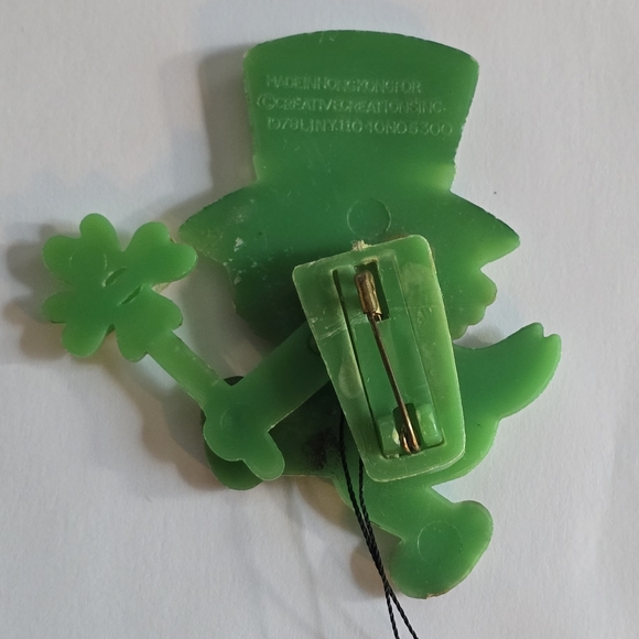 Vintage Leprechaun brooch 1978 Creative Creations Waving St Patrick’s Day - Picture 8 of 11